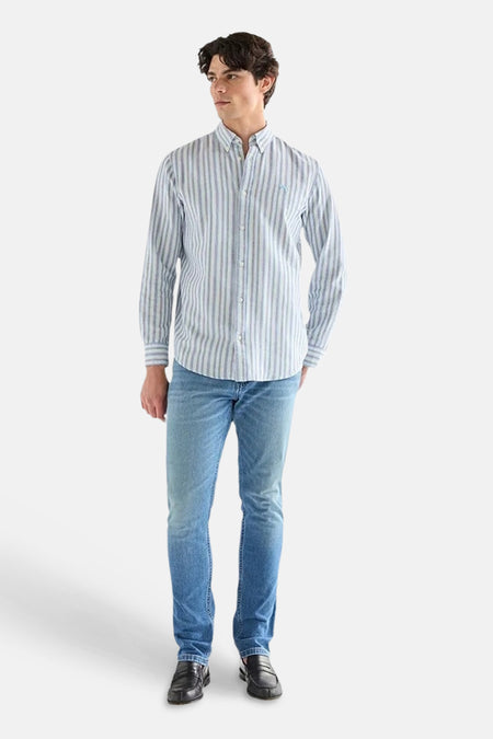 Lichtblauwe straight jeans van Wrangler, gedragen door een model in een volledige lichaamsfoto.