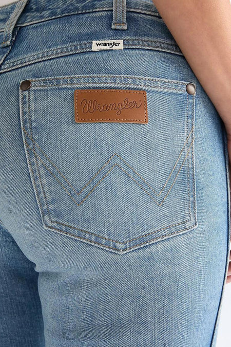 Mid-blauwe denim flared jeans van Wrangler, met een geborduurd W-motief en leren merkpatch op de achterzijde.