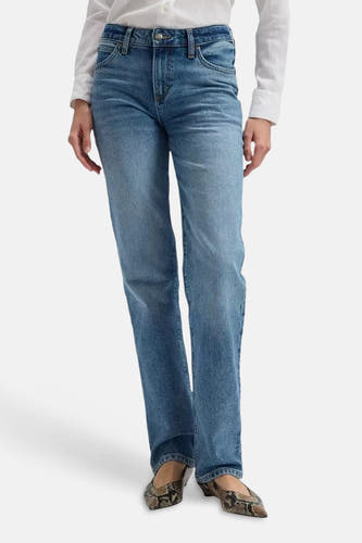 Jean droit en denim bleu moyen de Lee®, avec poches arrière et étiquette de marque en cuir.