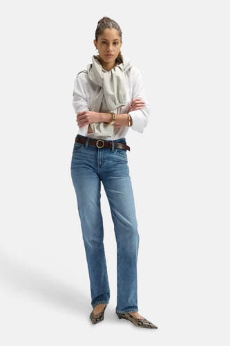 Rechte jeans in midblauw denim van Lee®, gestyled met een bruine riem en slangenleren schoenen.
