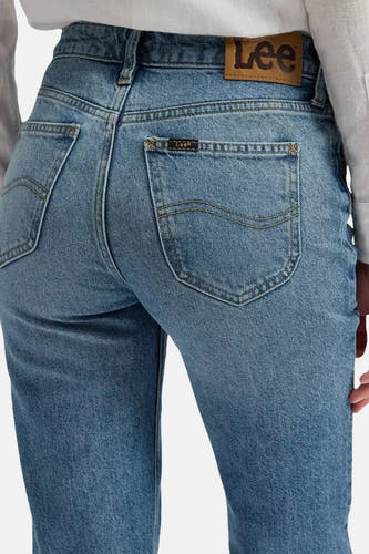 Rechte jeans van midblauw denim van Lee®, met achterzakken en leren merklabel.
