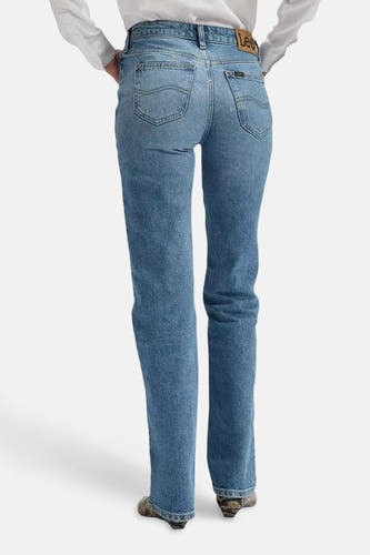 Jean droit en denim bleu de Lee, avec poches arrière et une étiquette de marque en cuir marron