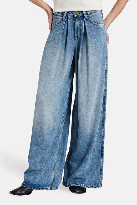 PLEATED JEAN - mid blue denim