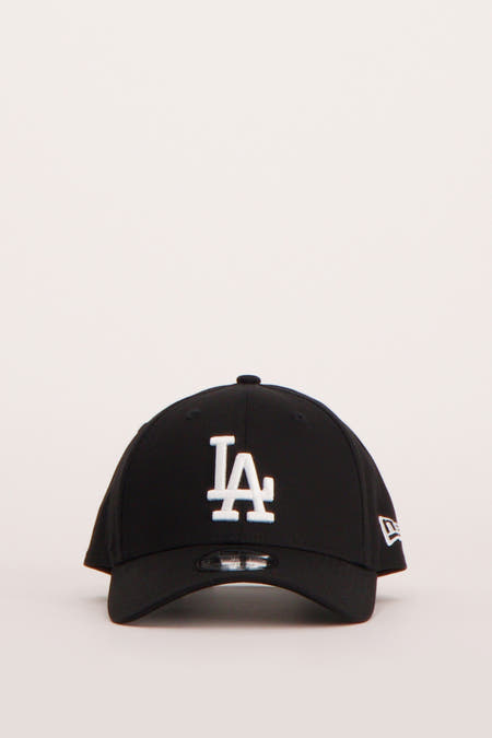 Zwarte pet van NEW ERA met een wit 'LA' logo op de voorkant.