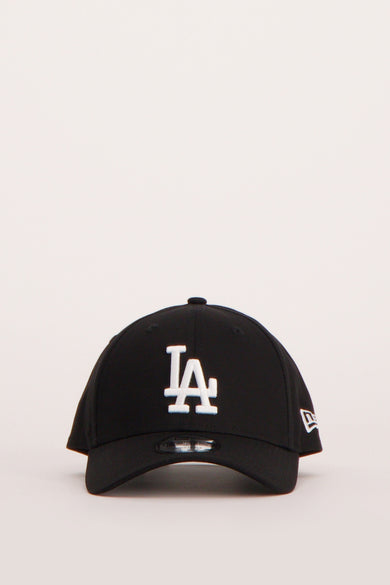 Zwarte pet van NEW ERA met een wit 'LA' logo op de voorkant.