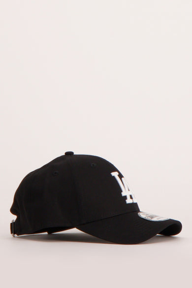 Zwarte pet van NEW ERA met witte 'LA' logo op de voorkant.
