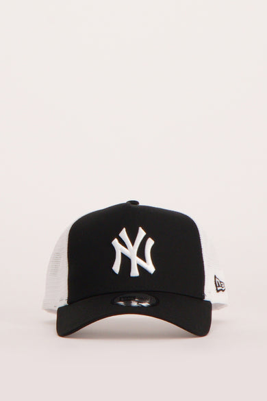 Zwarte pet van NEW ERA met wit New York Yankees logo op de voorkant.