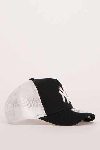 Zwarte pet van NEW ERA, met witte mesh achterkant en het logo op de voorkant.
