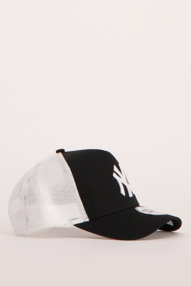Zwarte pet van NEW ERA, met witte mesh achterkant en het logo op de voorkant.
