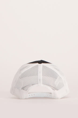 Zwarte pet van NEW ERA, met een witte mesh achterkant en verstelbare sluiting.
