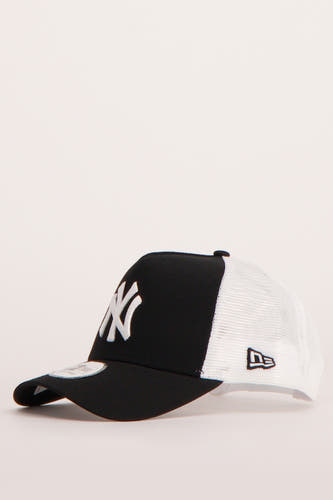 Zwarte pet van New Era met wit logo en witte mesh achterkant.
