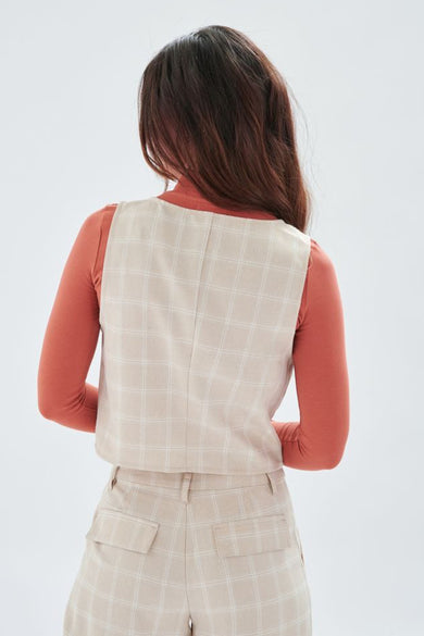 Ecru blazer van 24 colours met ruitpatroon, gedragen over een oranje longsleeve.