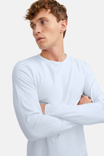 T-shirt à manches longues bleu de PREMIUM by JACK & JONES, avec bras croisés et un design uni.