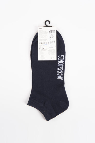 Blauwe sokken van ACCESSORIES BY JACK & JONES, met wit logo en verpakking aan hanger.
