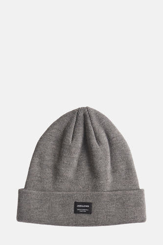 Grijze muts van ACCESSORIES BY JACK & JONES, met ribgebreide textuur en een klein logo label aan de voorkant.
