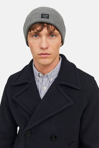 Grijze muts van ACCESSORIES BY JACK & JONES, gedragen met een gestreept overhemd en een donkerblauwe double-breasted jas.
