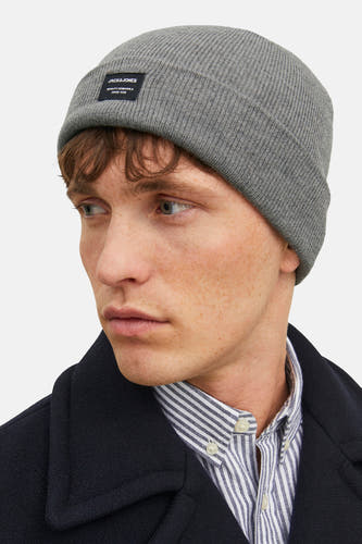 Grijze muts van ACCESSORIES BY JACK & JONES, met een ribgebreide textuur en een opgenaaid merklabel.