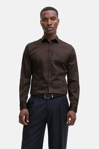 Bruin heren overhemd met lange mouwen van PREMIUM by JACK & JONES, gedragen met een zwarte broek en riem.
