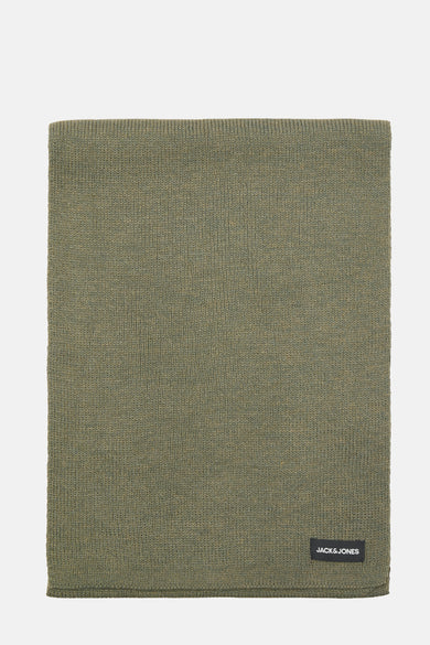 Groene wintersjaal van ACCESSORIES BY JACK & JONES, met ribgebreide textuur en een logo-label aan de rand.