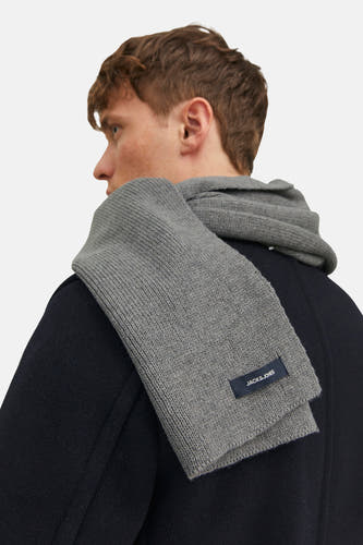 Grijze wintersjaal van JACK & JONES, gedragen met een donkerblauwe jas.
