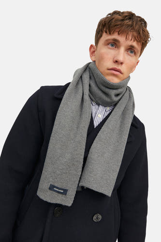 Grijze wintersjaal van ACCESSORIES BY JACK & JONES, gedragen met een donkerblauwe jas en gestreept overhemd.