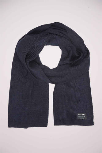 Blauwe wintersjaal van Jack & Jones met een ribgebreide textuur en een klein merklabel.