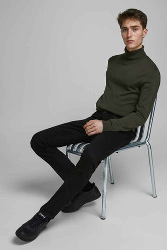Jean slim de JACK & JONES JEANS INTELLIGENCE, associé à une chemise verte et des chaussures noires.