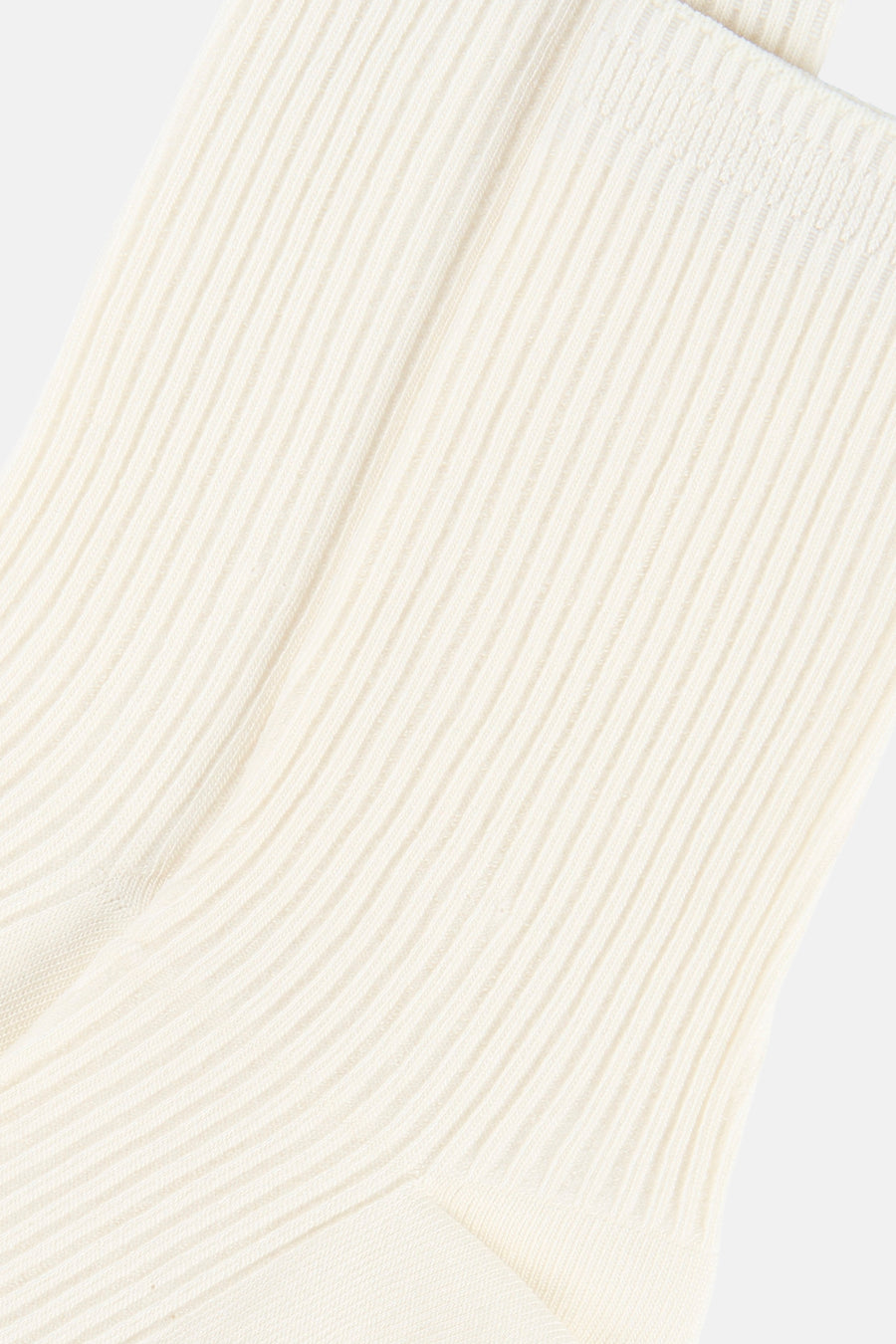 Witte sokken van BIRDLAND met een geribbelde textuur, close-up.