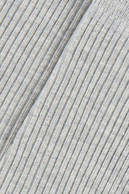 Grijze sokken van BIRDLAND met een geribbelde textuur en diagonale strepen, close-up.