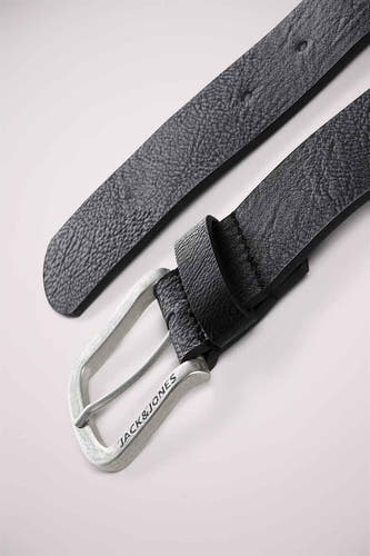 Zwarte riem van ACCESSORIES BY JACK & JONES, met zilverkleurige gesp en subtiele leertextuur.
