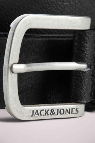 Zwarte riem van ACCESSORIES BY JACK & JONES met zilverkleurige gesp en het merklogo gegraveerd.