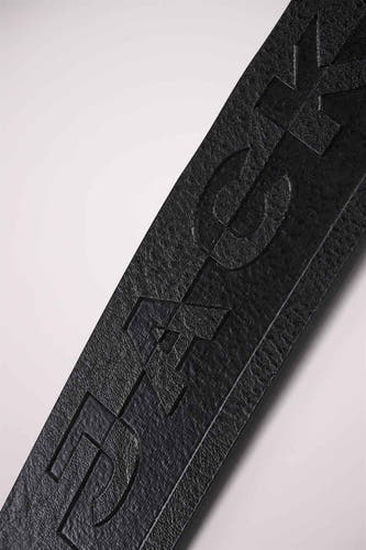 Zwarte riem van ACCESSORIES BY JACK & JONES, met een ingeprest reliëflogo en textuur.