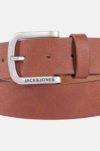 Bruine riem van ACCESSORIES BY JACK & JONES, met zilverkleurige gesp en subtiele textuur.