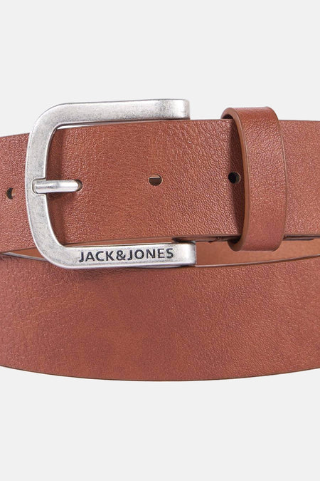 Bruine riem van ACCESSORIES BY JACK & JONES, met zilverkleurige gesp en subtiele textuur.