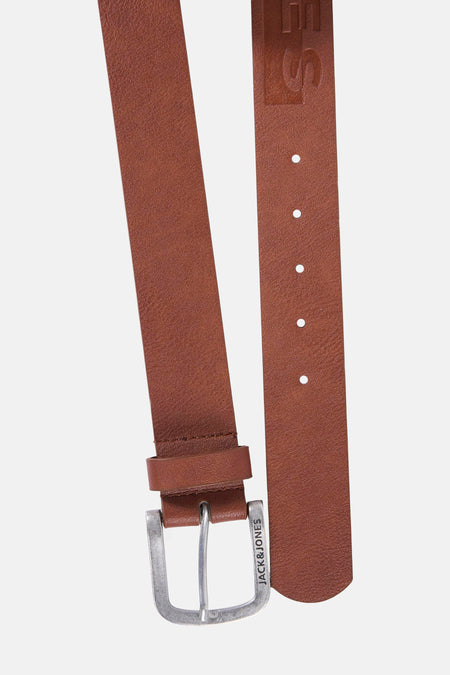 Ceinture brune d'ACCESSORIES BY JACK & JONES, avec boucle argentée et logo de marque subtil.