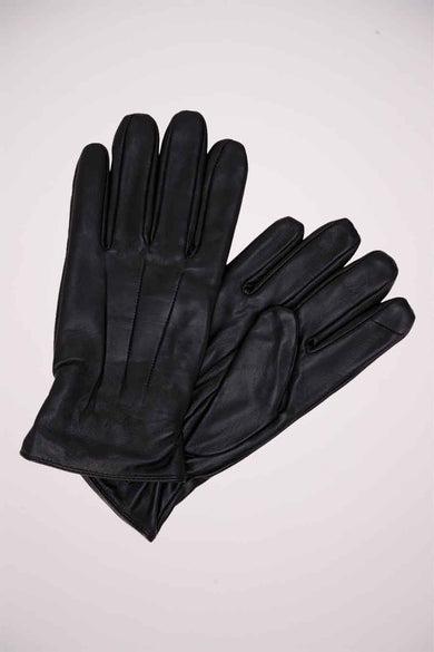 Gants de ACCESSORIES BY JACK & JACKONES, portés avec un une col gris et et et veste capuchon sombre.