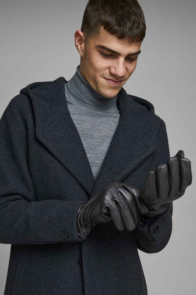 Zwarte handschoenen van ACCESSORIES BY JACK & JONES, gedragen met een grijze coltrui en een donkergrijze jas met capuchon.