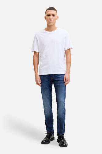 Slimfit jeans in middenblauw denim van Jack & Jones Jeans Intelligence, met een effen patroon en zwarte schoenen.