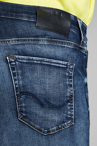 Jean slim de denim bleu, de JACK & JONES JEANS INTELLIGENCE, avec une poche arrière et un étiquette en cuir.