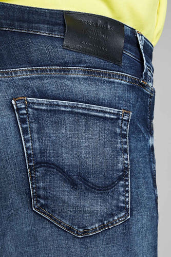 Jean bleu avec poche arrière et étiquette Jack & Jones en cuir.
