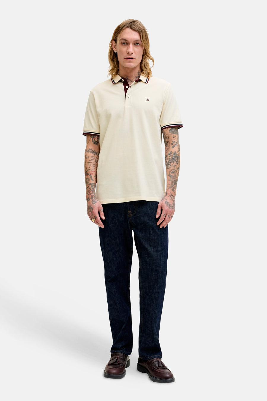 Ecru polo van PREMIUM by JACK & JONES, met korte mouwen en een subtiel logo detail.