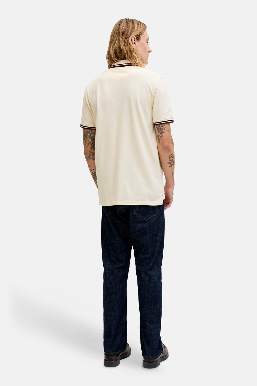 Polo écru de PREMIUM by JACK & JONES, à manches courtes et pantalon jean foncé.