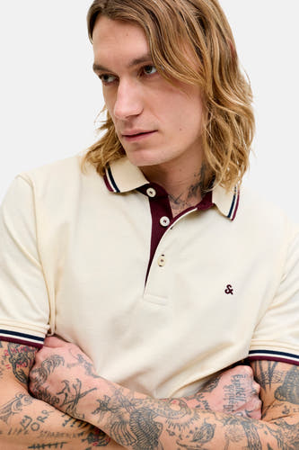 Polo écru de PREMIUM by JACK & JONES, à manches courtes et avec des détails colorés sur le col et les manches.