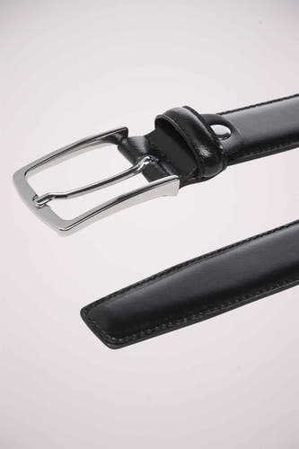 Zwarte riem van ACCESSORIES BY JACK & JONES, met zilverkleurige gesp en stiksels langs de rand.