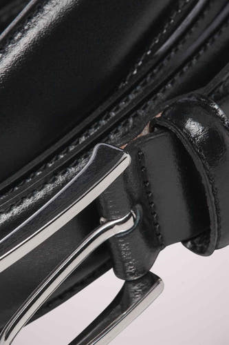 Zwarte riem van ACCESSORIES BY JACK & JONES, close-up shot met zilveren gesp en stiksels langs de rand.