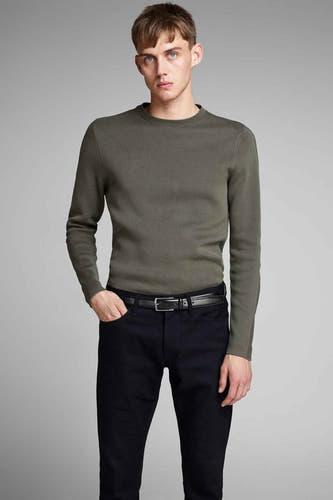 Zwarte riem van ACCESSORIES BY JACK & JONES, gedragen met een groene trui en een zwarte broek.