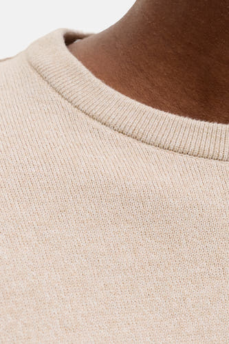Gilet rond de couleurs beige CORE BY JACK & JONES, plan rche du cou et de la texture tricotée.