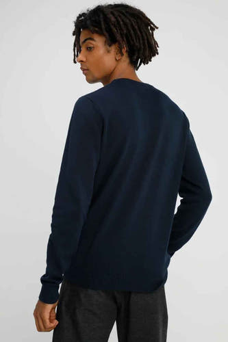 Blauwe trui met ronde hals van CORE BY JACK & JONES, achterkant te zien, gedragen met grijze broek.
