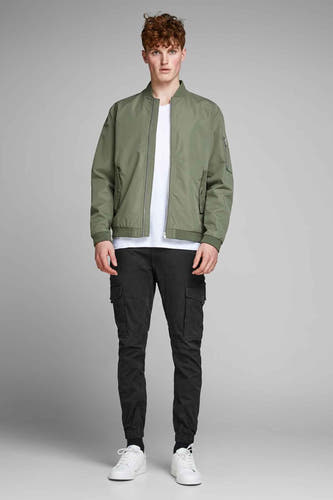 Zwarte cargobroek van JACK & JONES JEANS INTELLIGENCE, met zakken en witte sneakers.