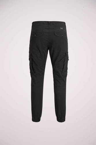 Zwarte cargobroek van JACK & JONES JEANS INTELLIGENCE, met cargo zakken en elastische boorden.